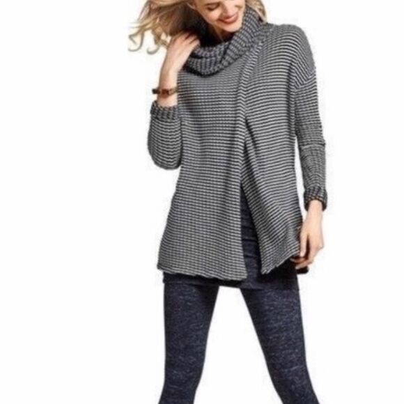 CAbi 3167 Black White Fergie Split Swing Turtleneck Stripe Sweater Size Small - Picture 1 of 10